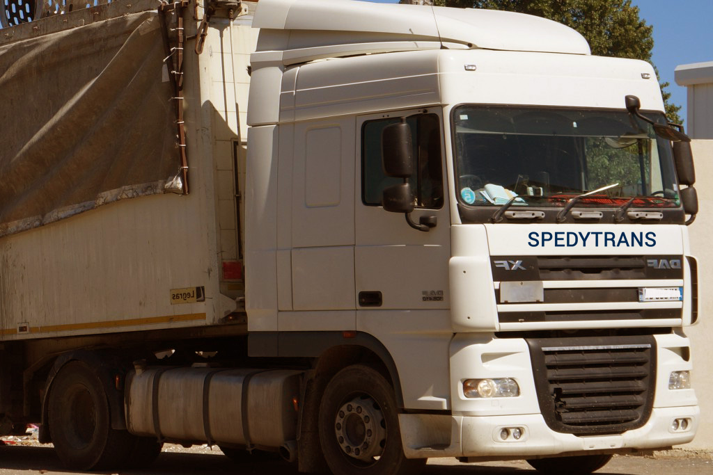 Ciężarówki regularnie serwisowane w transporcie.